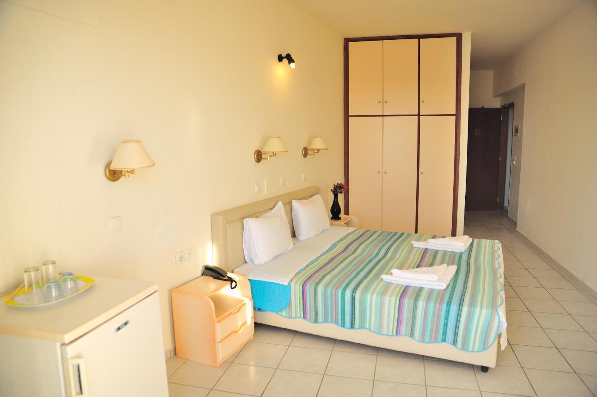 פלאקיאס Creta Mare Hotel מראה חיצוני תמונה